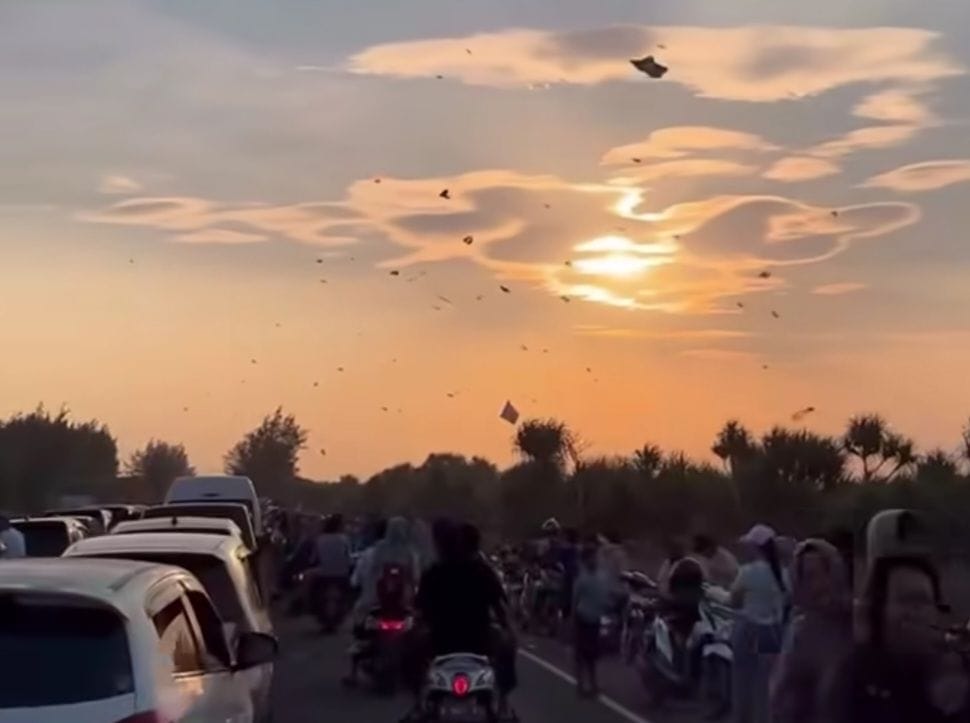 Ratusan Layangan Hiasi Langit JLS Puger di Kopdar Se-Jawa Timur