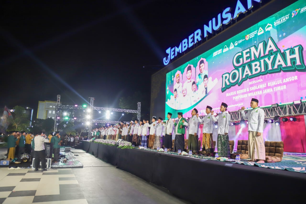 Gema Rojabiyah Digelar di Alun-Alun Jember Bersama Rijalul Ansor Jatim, Ribuan Jemaah Ikuti Dzikir dan Sholawat Gema Rojabiyah Digelar di Alun-Alun Jember Bersama Rijalul Ansor Jatim, Ribuan Jemaah Ikuti Dzikir dan Sholawat