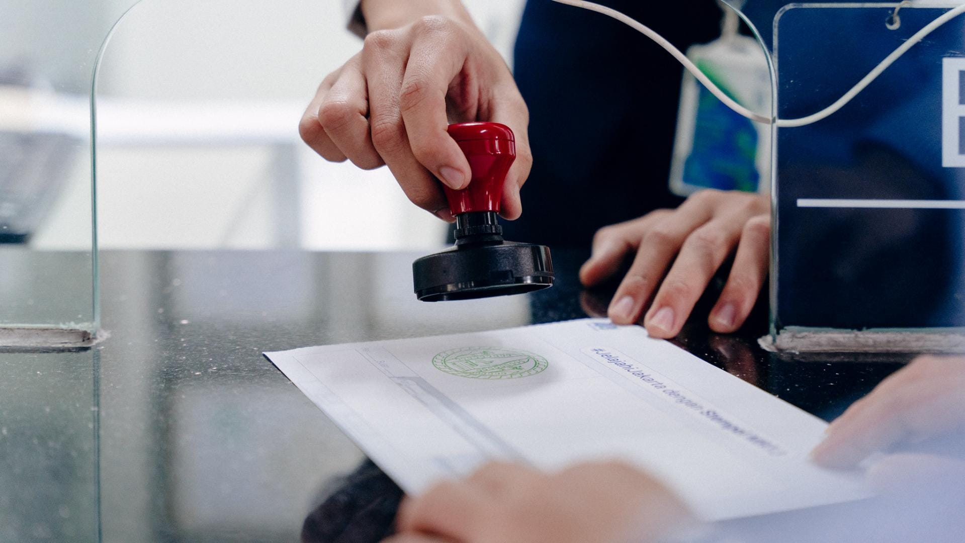 Cara Menempatkan Stempel di Surat Resmi yang Benar