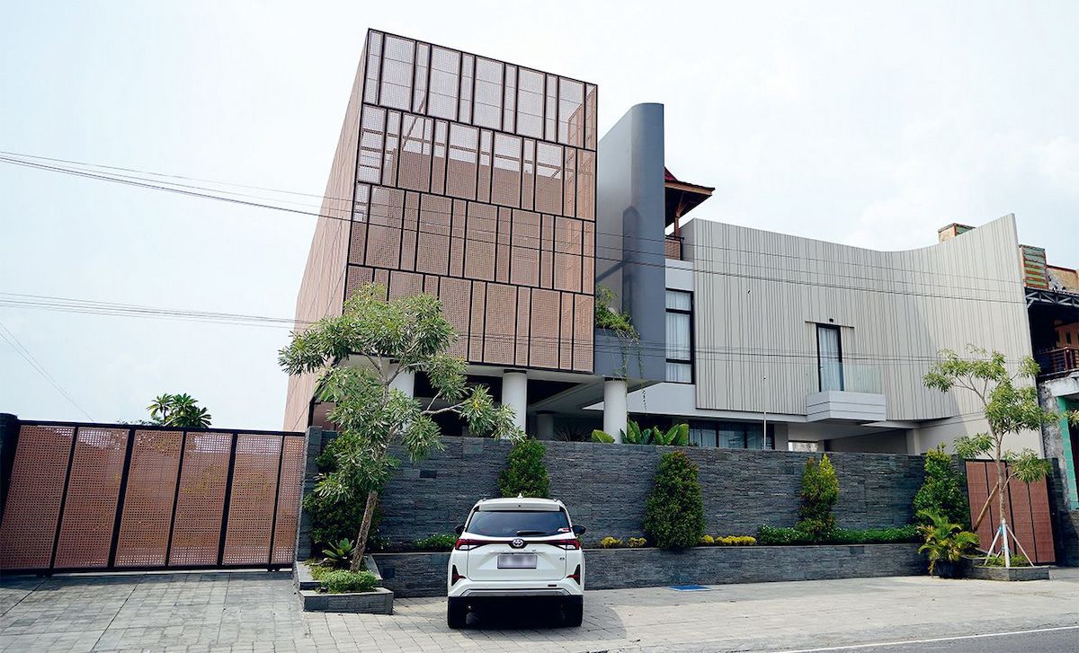 Dijuluki Pusat COD Ngawi, Rumah Denny Caknan Viral di Media Sosial