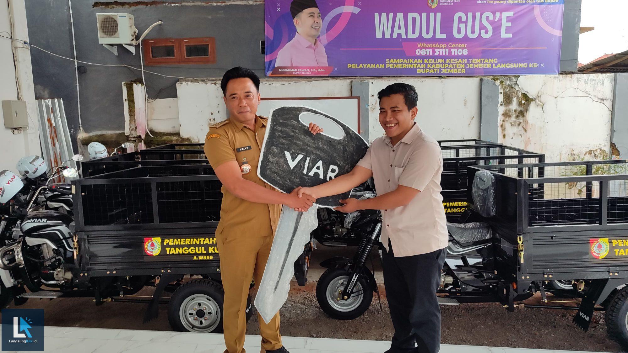 PKB Salurkan 6 Kendaraan Roda Tiga untuk Pengelolaan Sampah di Tanggul Kulon Jember PKB Salurkan 6 Kendaraan Roda Tiga untuk Pengelolaan Sampah di Tanggul Kulon Jember