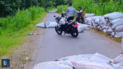 Baru Sehari Berlaku, Akses ke Pantai Papuma Sempat Dihalangi Karung dan Kayu.