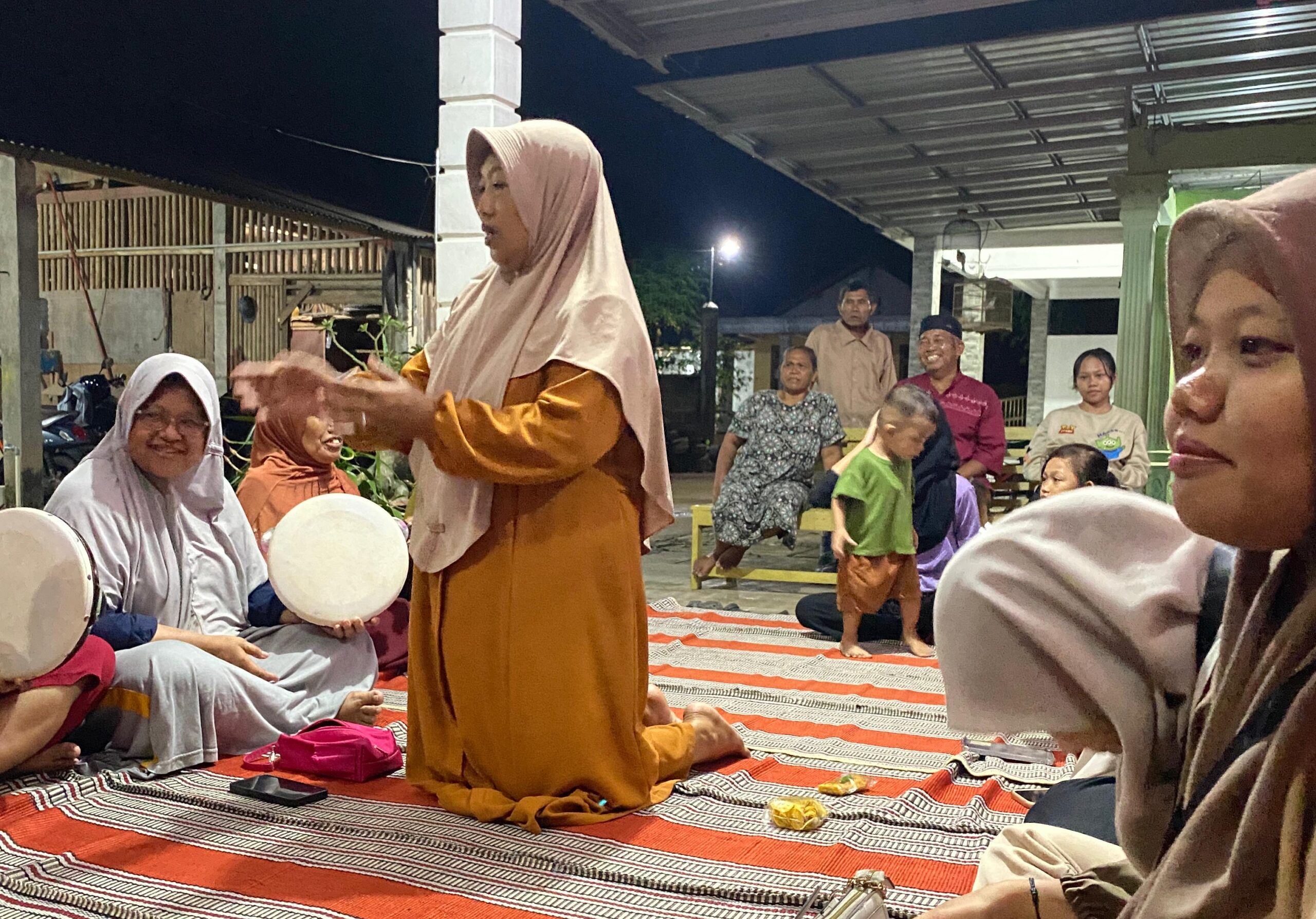Gema Sholawat Dusun Pradah, Mahasiswa KKN STKIP PGRI Pacitan Hadirkan Latihan Seni Islami yang Penuh Kebersamaa Gema Sholawat Dusun Pradah, Mahasiswa KKN STKIP PGRI Pacitan Hadirkan Latihan Seni Islami yang Penuh Kebersamaa