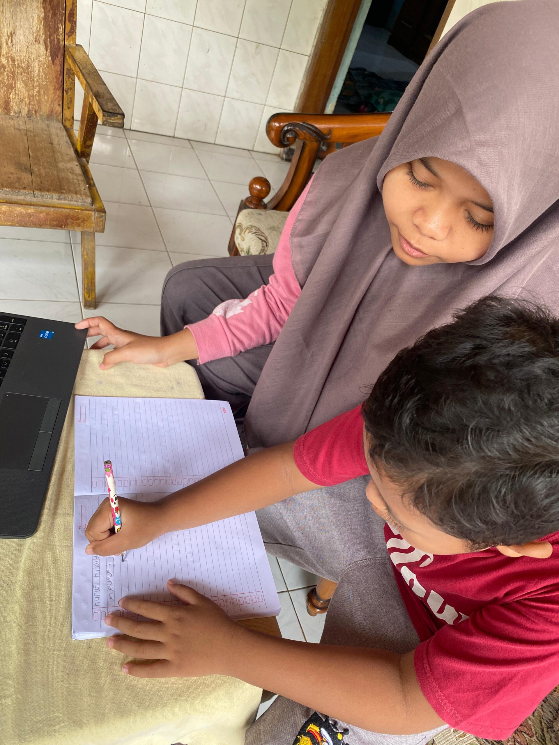 Belajar Huruf Hijaiyah dengan Ceria Anak TK Desa Kedungbendo Antusias Mengenal Dasar Al-Qur’an Belajar Huruf Hijaiyah dengan Ceria Anak TK Desa Kedungbendo Antusias Mengenal Dasar Al-Qur’an