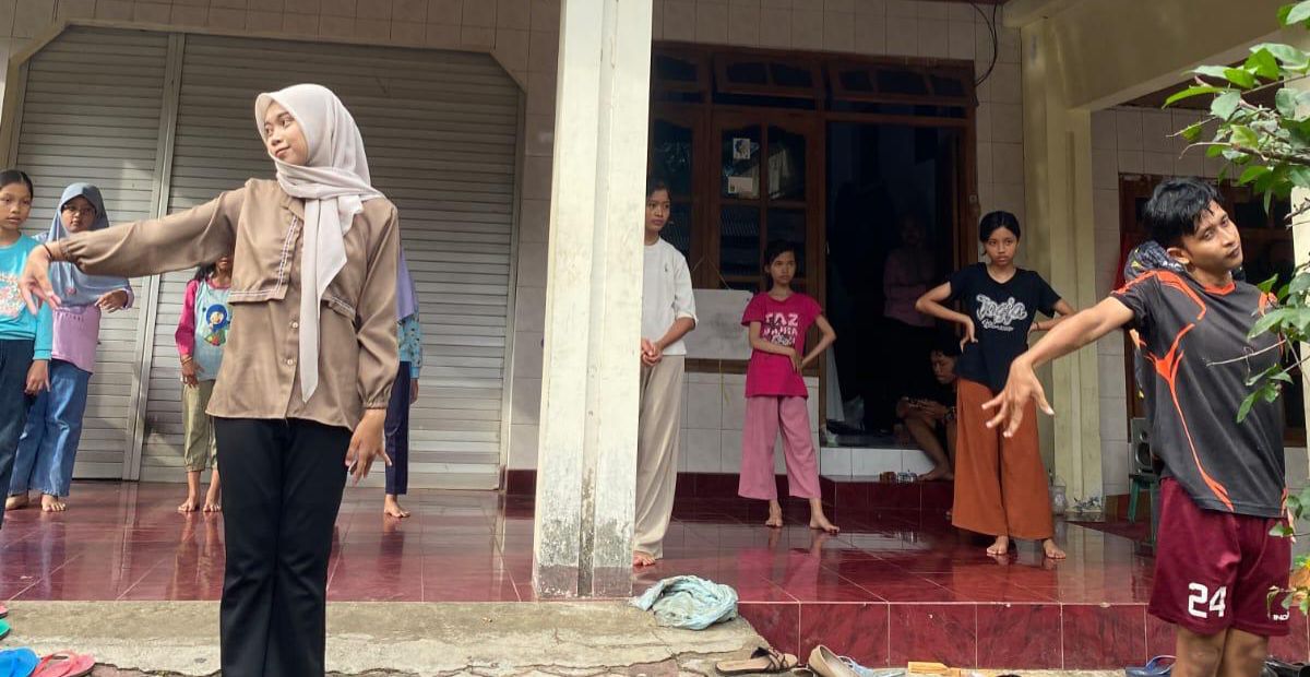 Kawal Revitalisasi Pasar Wage, Mahasiswa KKN STKIP siapkan Siswa SDN Kedungbendo 1 persembahkan Tari Jengglur sebagai Simbol Syukur