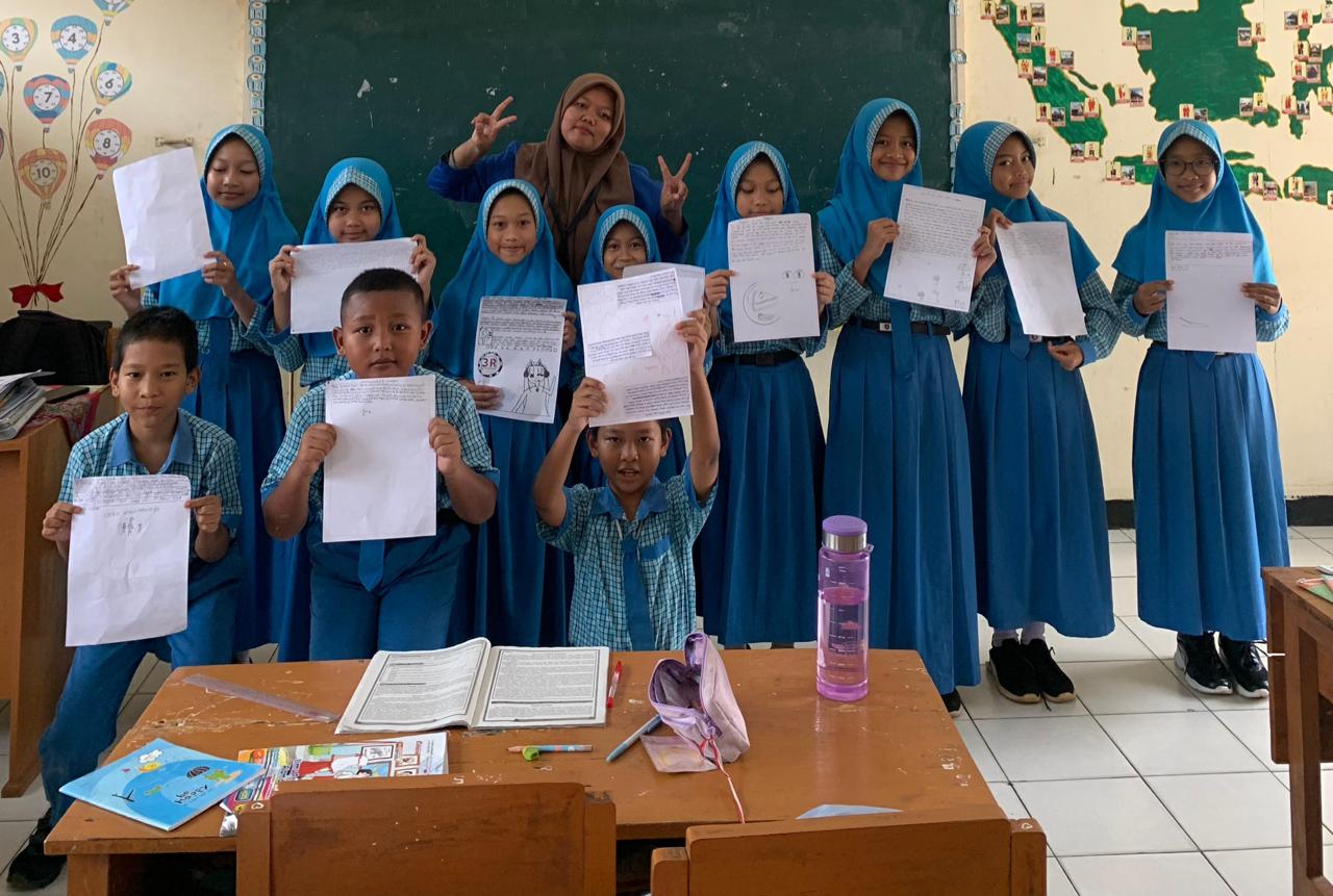 Ukir Imajinasi Lewat Kata: Melina KKN STKIP PGRI Pacitan Ajak Siswa SDN 1 Kedungbendo Menjadi Penulis Cilik” Ukir Imajinasi Lewat Kata: Melina KKN STKIP PGRI Pacitan Ajak Siswa SDN 1 Kedungbendo Menjadi Penulis Cilik”