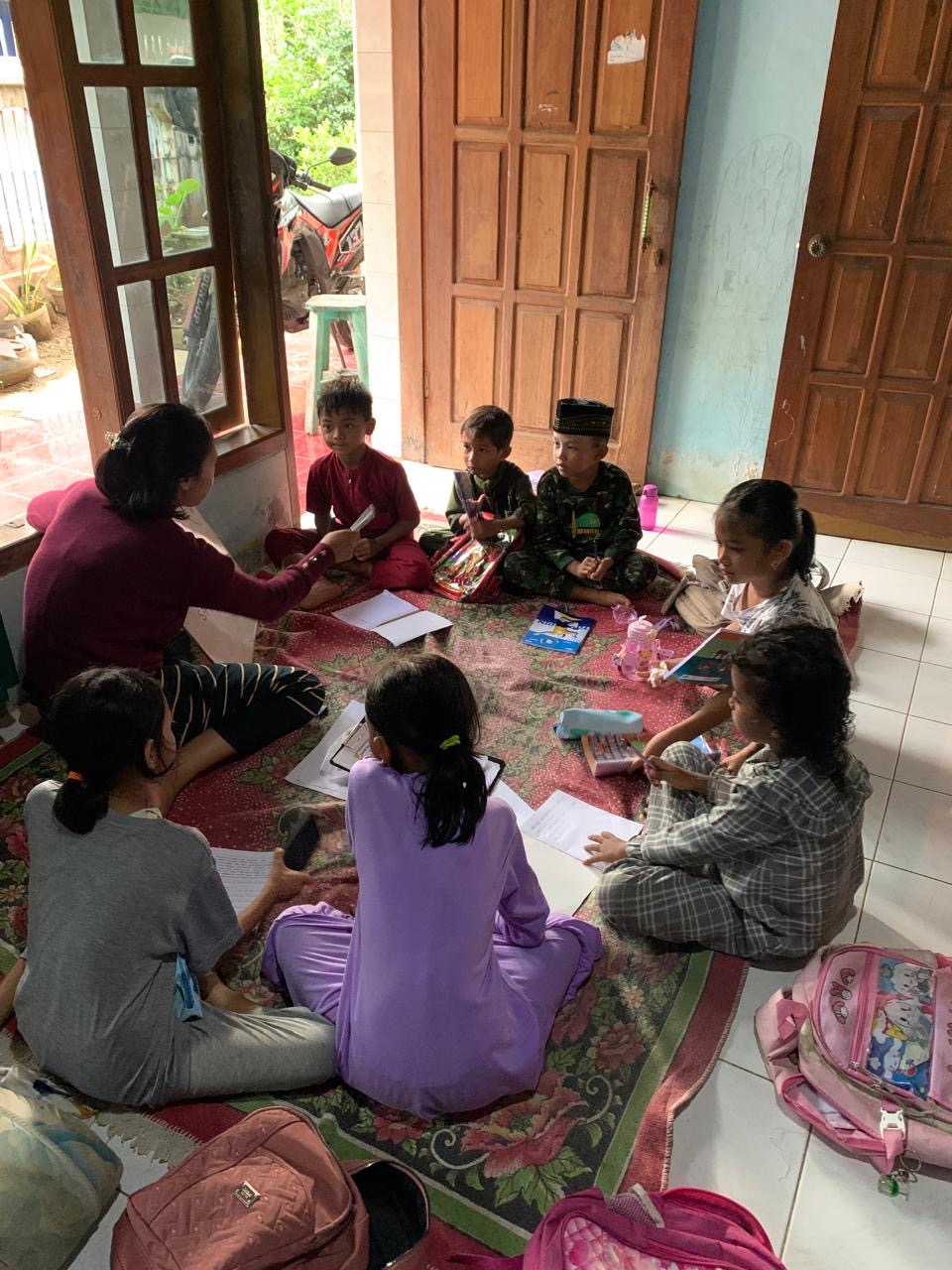 Tingkatkan Literasi Dasar, Dewi Sulistiana Gelar Program Bimbel Ceria bagi Siswa SD di Dusun Pradah