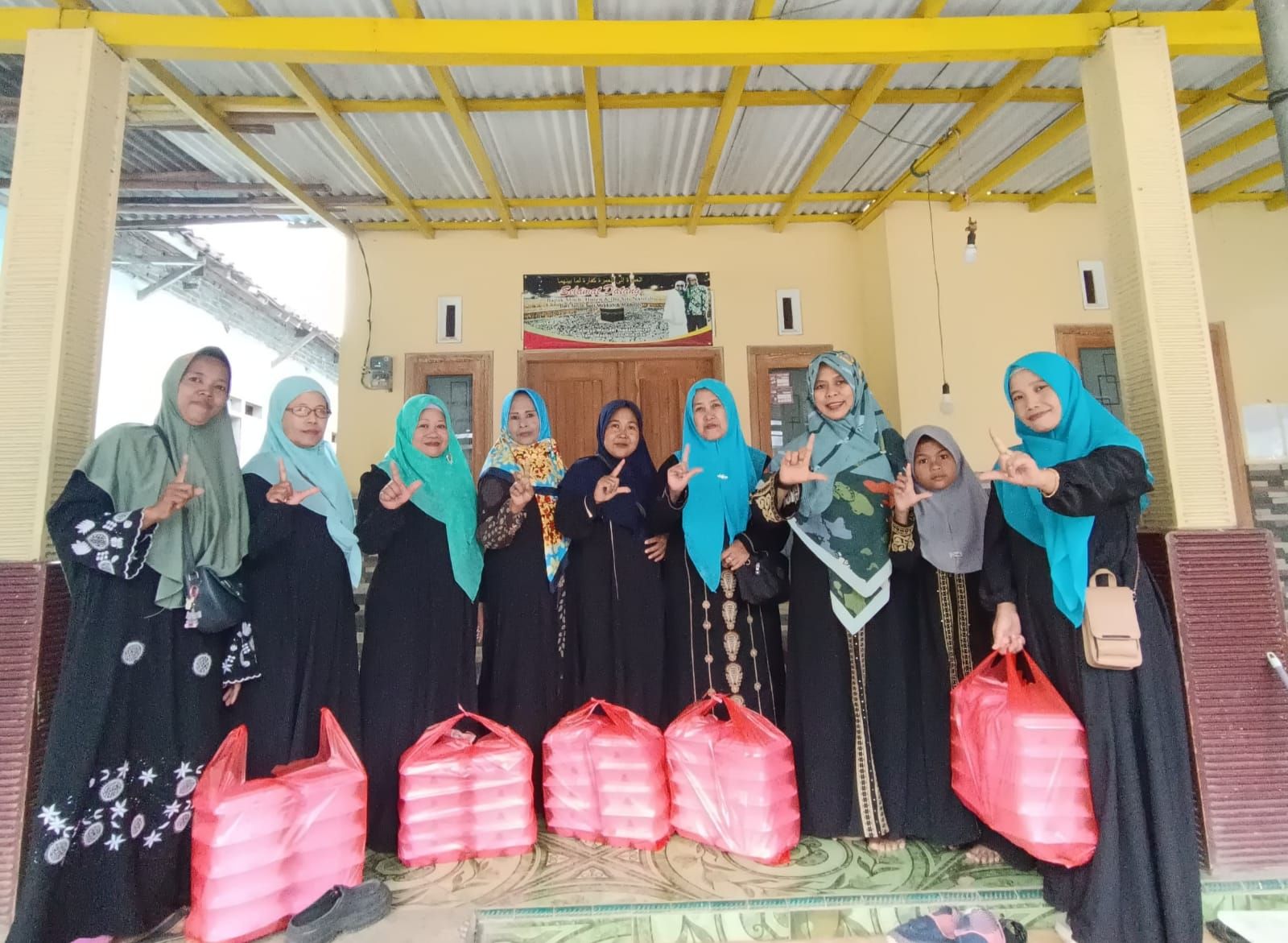 Sahabat Lentera Berbagi Takjil Door to Door untuk Janda dan Lansia