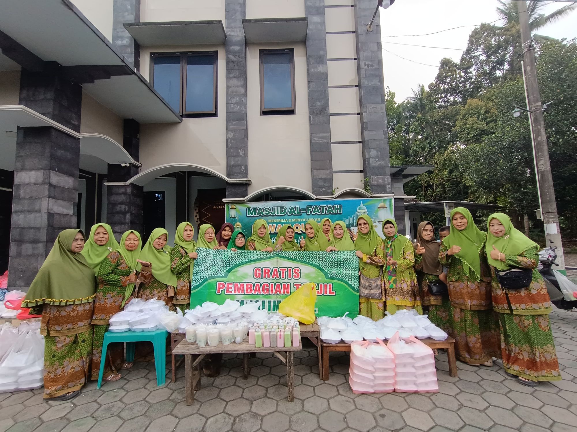 Semangat Ramadan! Muslimat NU Sukorambi Bagikan Takjil Bergilir di Seluruh Ranting
