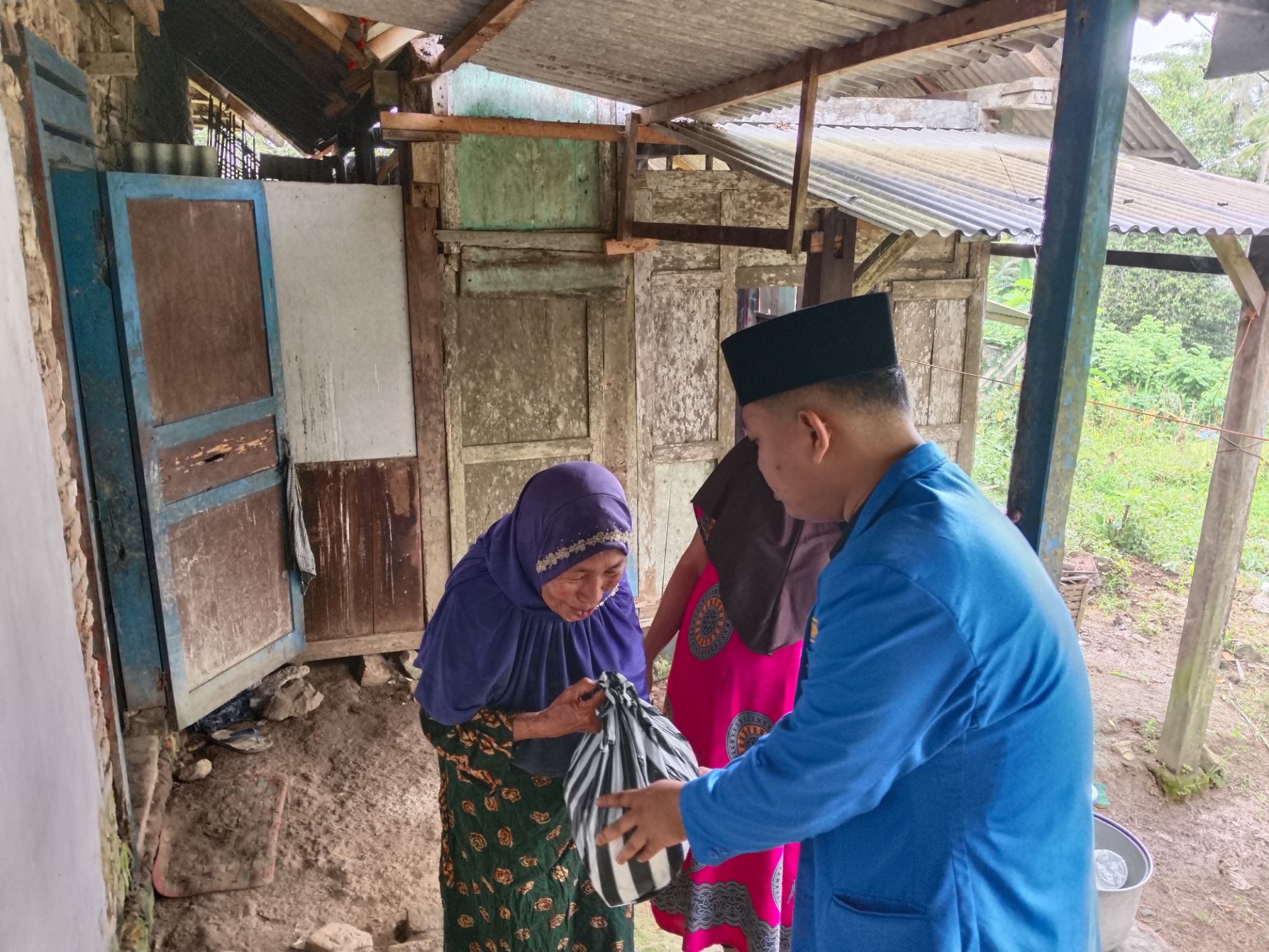 Aksi Nyata PMII Pacitan Salurkan Bantuan Sosial, Sasar Warga Kurang Mampu Secara Door to Door