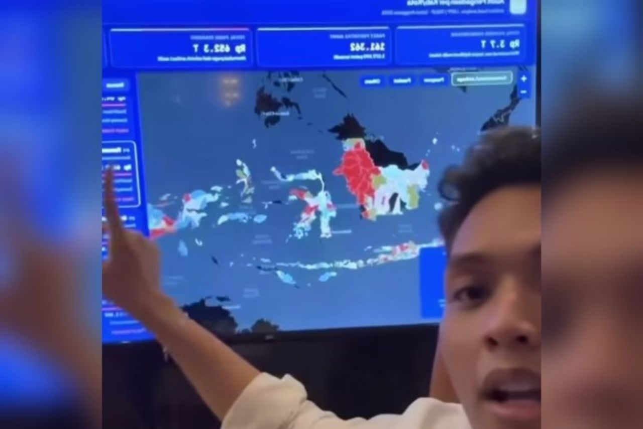 Abil Sudarmanto saat menunjukkan wilayah dengan temuan anggaran “absurd” melalui dashboard aplikasi Nemesis Assai berbasis AI