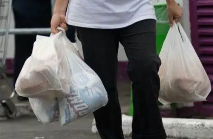 Harga Plastik Naik Tajam, Distribusi Beras dan UMKM Terdampak