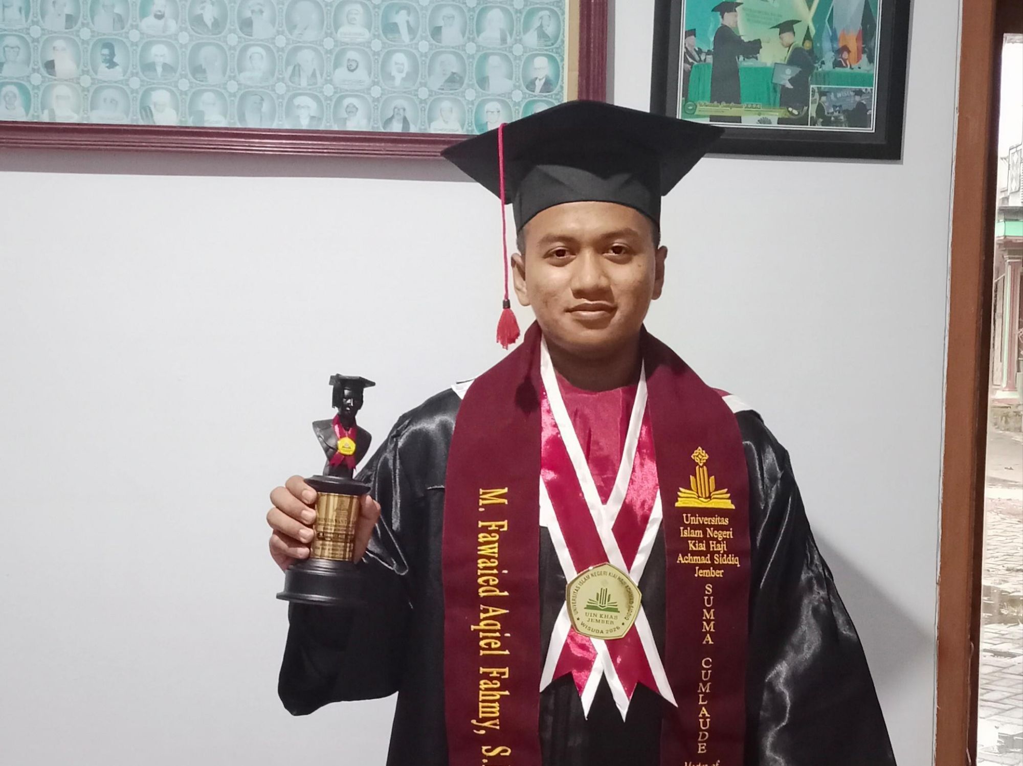 Inspiratif! Pendidik MTs Plus Skill Nurul Hayat Jember Raih IPK 4.00 dan Jadi Wisudawan Magister Terbaik
